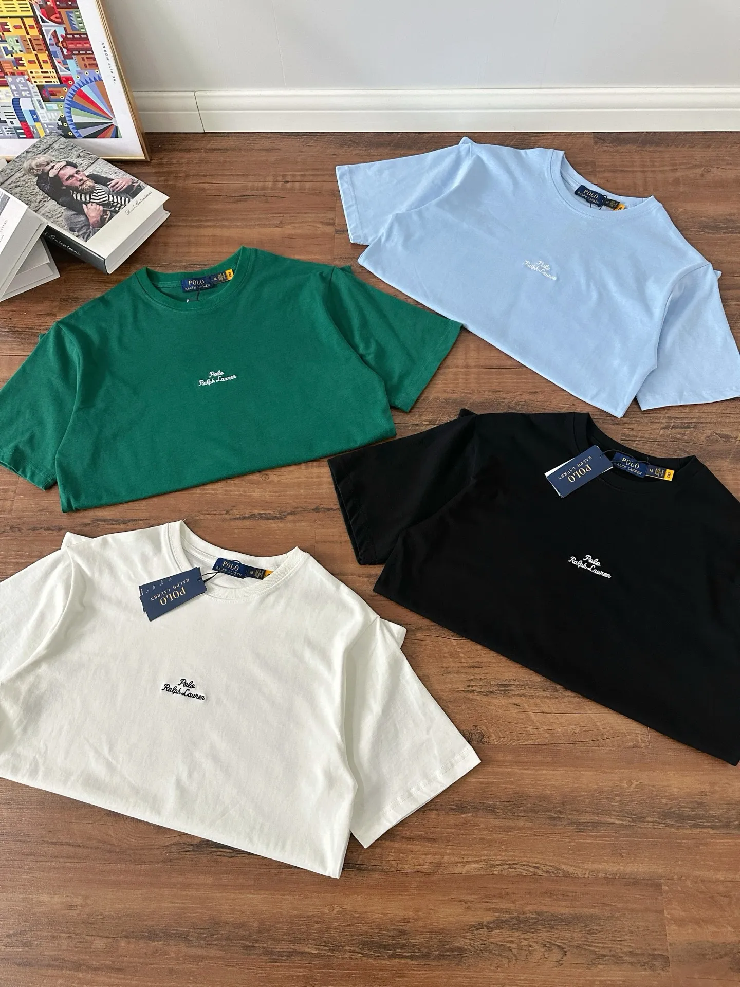 P130 Style number: RL004】Ralph Lauren/Ralph Lauren 25ss summer new round-neck T-shirt with English letter embroidery. The main logo on the neck has a QR code mark, which can be scanned for verification, and the detailed English letter logo embroidery is all high-density, all made by imported Tajima machines, which distinguishes low-quality products on the market. 32 counts, 240g hydrophilic toner, 100% cotton fabric, comfortable and soft, highly breathable, focusing on high-end cost-effectiveness, needless to say good quality. Available in a variety of colors, both boys and girls can try this genderless style, giving them a yuppie tone in no time. Immerse yourself in your leisurely style, and have your own style in retro. Natural, vivid and very French romantic feelings, perfectly integrating youthful atmosphere and trend. Color: Black, White, Green, Colorful Blue Size: S-xL S Shoulder width 44 Bust 104 Sleeve length 23 Clothing length 72 M Shoulder width 45 Bust 108 Sleeve length 24 Clothing length 74 L Shoulder width 46 Bust 112 Sleeve length 25 Clothing length 76 xL Shoulder width 47 Bust 116 Sleeve length 26 Clothing length 78